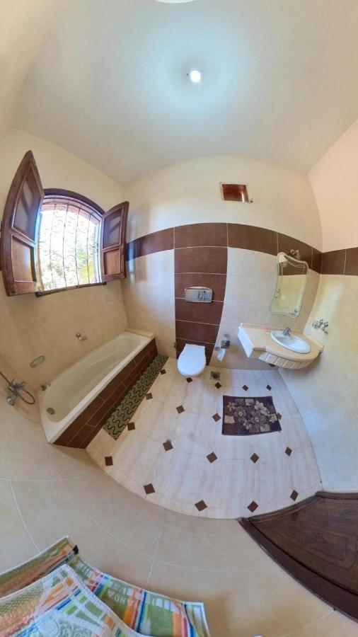 Bob Marley Bed & Breakfast & Restaurantルクソール エクステリア 写真